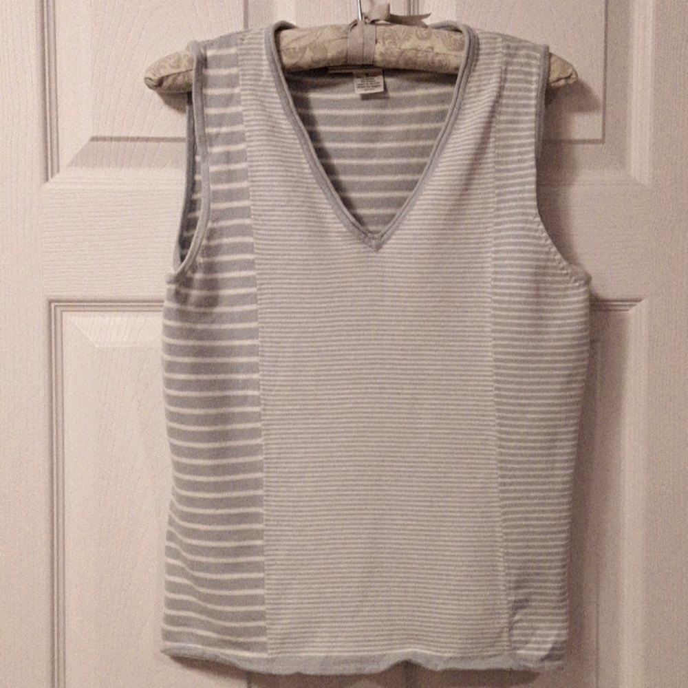 Jones Wear sweater.  Size S.